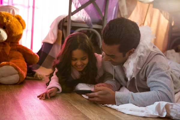 Батько і дочка використовують мобільний телефон — стокове фото