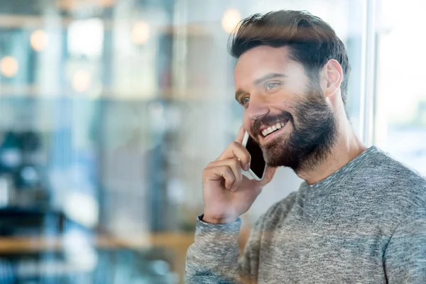 Man talar på mobiltelefon — Stockfoto