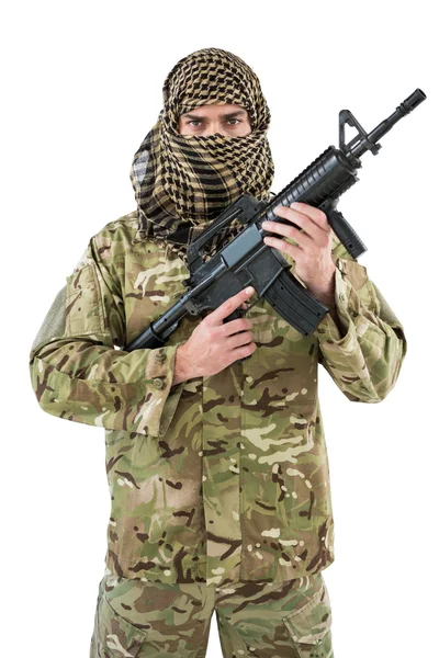 Porträtt av soldat håller ett gevär — Stockfoto