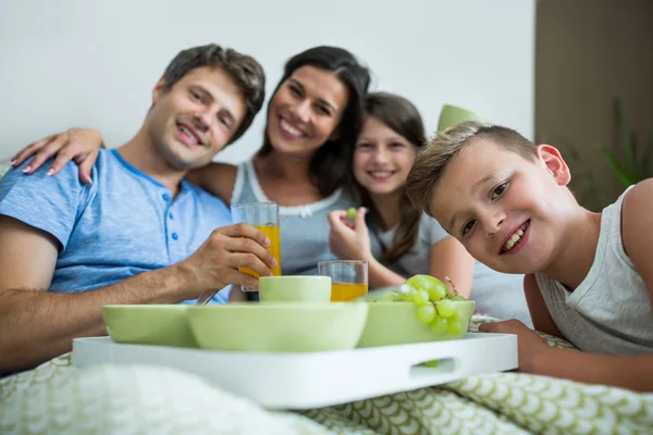 Familjen äter frukost — Stockfoto