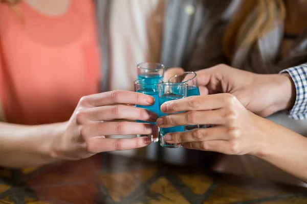 Vrienden met tequila shots in staaf — Stockfoto