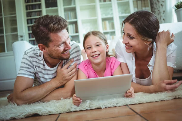 父母和女儿使用平板电脑 — 图库照片