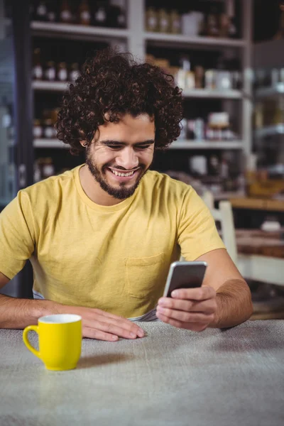 Man met mobiele telefoon — Stockfoto