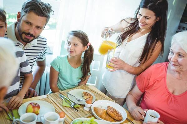 Famille multi-génération assise à la table du petit déjeuner — Photo