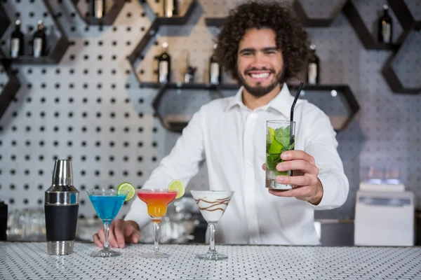 Barman servir verre de gin — Photo