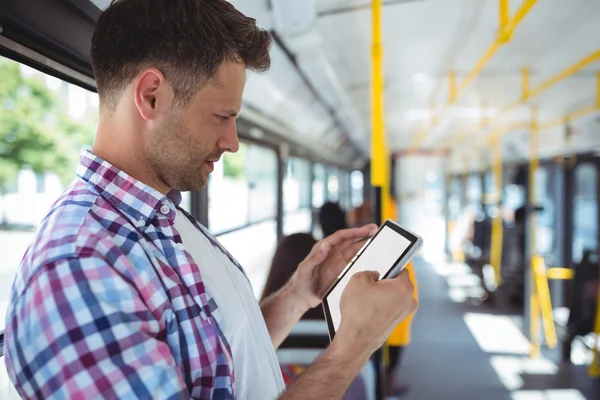 Homem bonito usando tablet digital — Fotografia de Stock