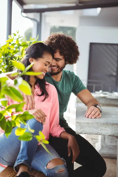 Pareja romancing en cafetería —  Fotos de Stock