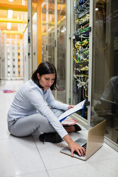 Technicus die op laptop werkt — Stockfoto