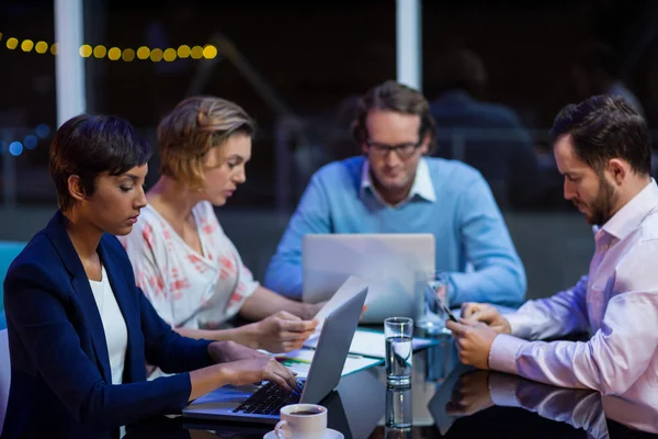 Imprenditori che lavorano in ufficio — Foto Stock