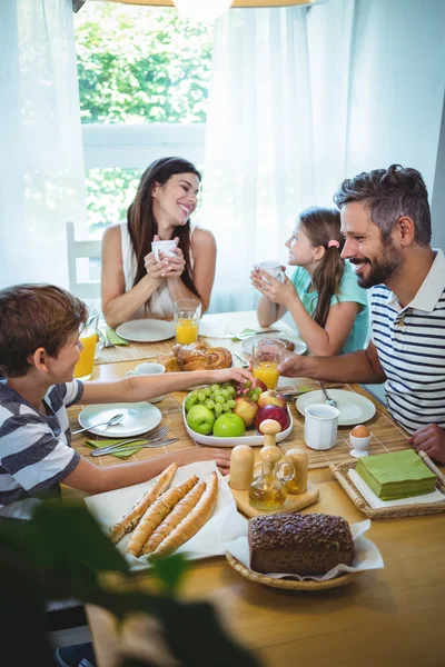 Οικογένεια τρώει πρωινό μαζί. — Φωτογραφία Αρχείου