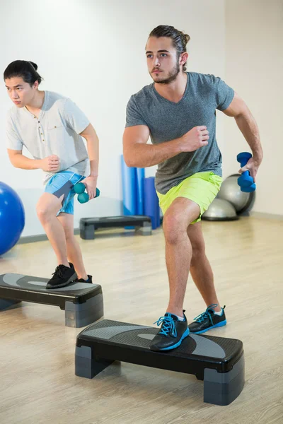 Uomini che fanno passo esercizio aerobico — Foto Stock