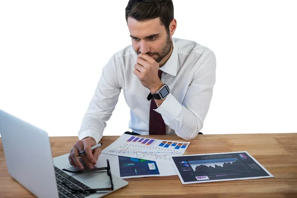 Biznesmen pracujący na laptopie w biurze — Zdjęcie stockowe
