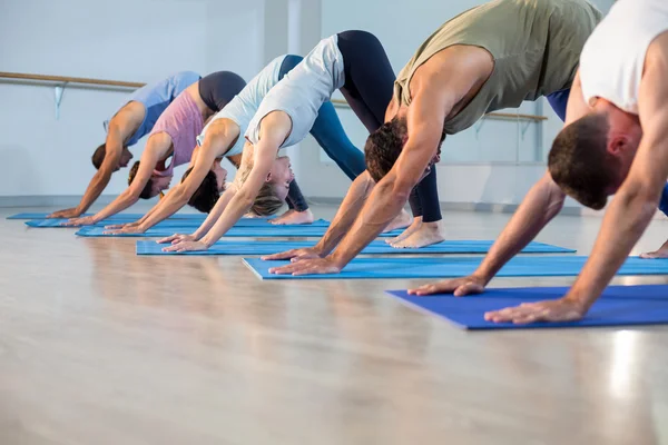 Kelompok orang melakukan yoga — Stok Foto