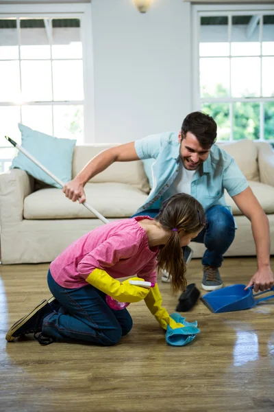 Daughter helping father to clean floor — Stock Photo, Image