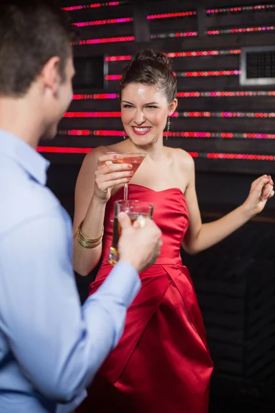 Paar hält Glas Bier und Cocktail — Stockfoto