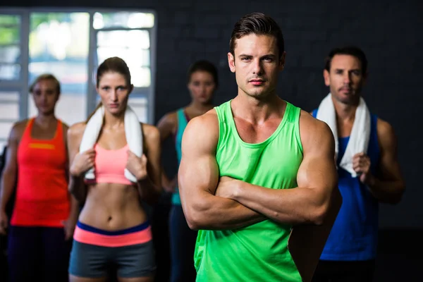 Amigos serios en el gimnasio — Foto de Stock