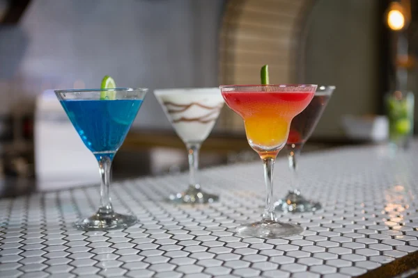 Varias bebidas de cócteles en un mostrador de bar —  Fotos de Stock