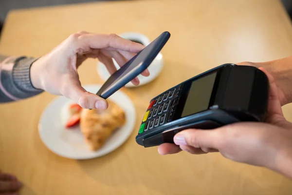 Woman making payment through smartphone — Stock Photo, Image