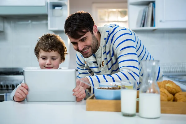 Baba oğul dijital tablet kullanıyor. — Stok fotoğraf