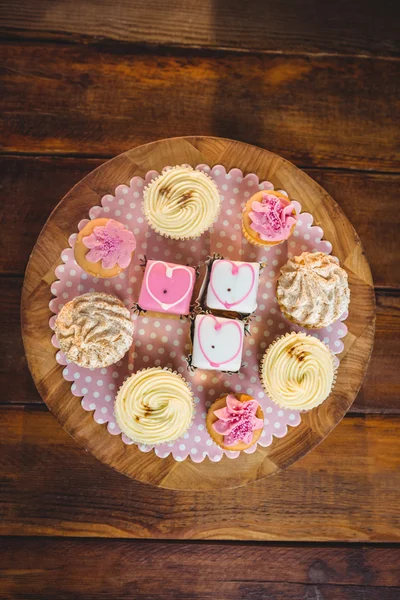 Varias galletas en bandeja de servir de madera — Foto de Stock