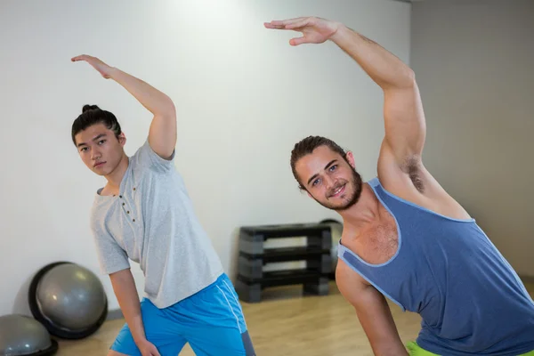 Deux hommes faisant de l'exercice aérobie — Photo