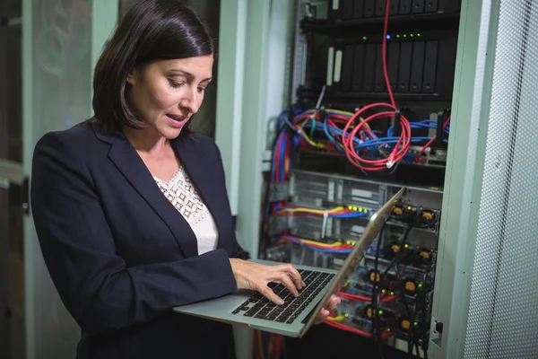 Techniker mit Laptop bei der Analyse des Servers — Stockfoto