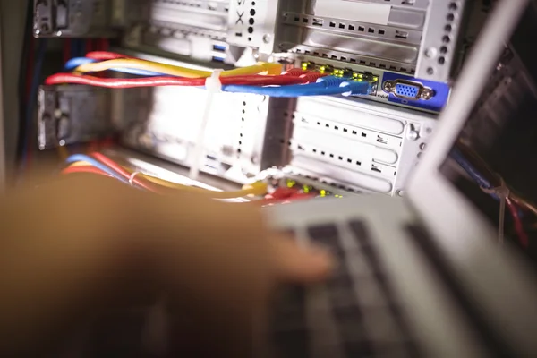 Técnico que trabaja en el ordenador portátil — Foto de Stock