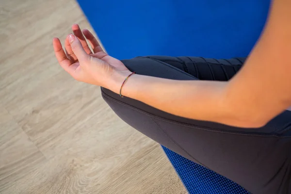 Frau macht Yoga auf Trainingsmatte — Stockfoto