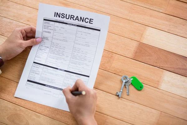 Empresaria llenando formulario de contrato de seguro —  Fotos de Stock