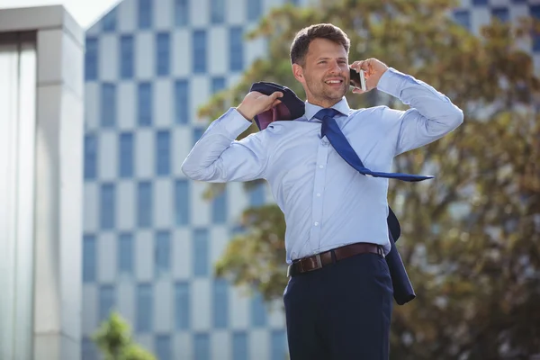 Snygg affärsman som pratar i mobiltelefon — Stockfoto