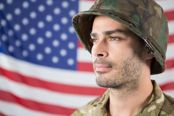 Selvsikker soldat mot amerikansk flagg – stockfoto