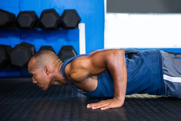 Mannelijke atleet doen push-ups — Stockfoto