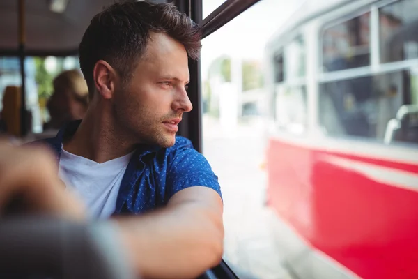 Muž v autobuse na cestách — Stock fotografie