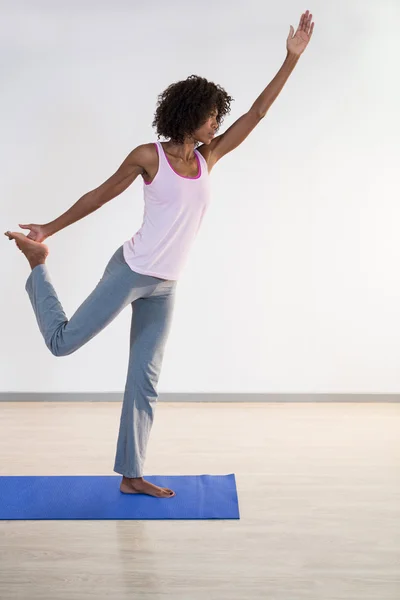 Kvinnan utför yoga — Stockfoto