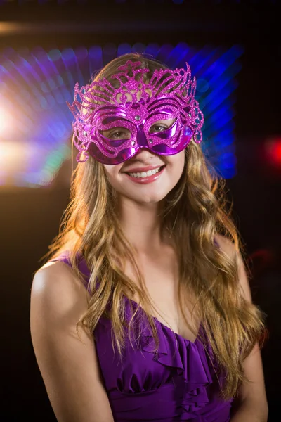 Femme portant mascarade dans le bar — Photo