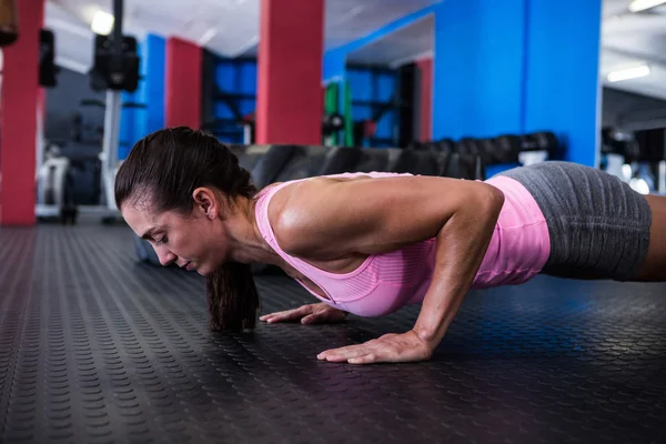 Atleta mulher fazendo flexões — Fotografia de Stock