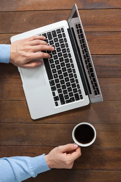 Man met laptop terwijl het hebben van kopje koffie — Stockfoto