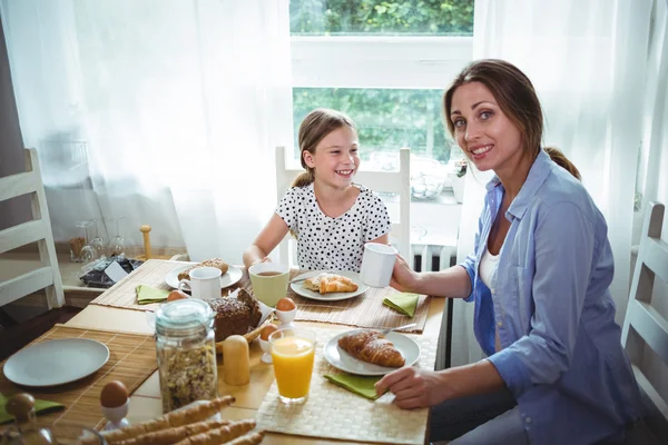 Anne ve kızı having kahvaltı — Stok fotoğraf