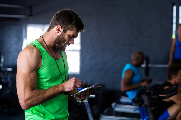 Hipster man använder surfplatta i gymmet — Stockfoto