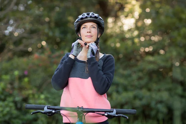 Nosić kask rowerowy kobiet rowerzysta — Zdjęcie stockowe