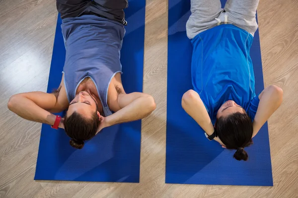 Homens se exercitando no tapete de exercício — Fotografia de Stock