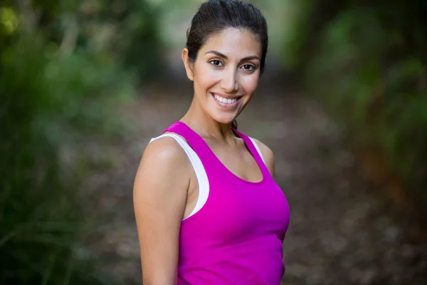 Kvinna jogging genom en skog — Stockfoto