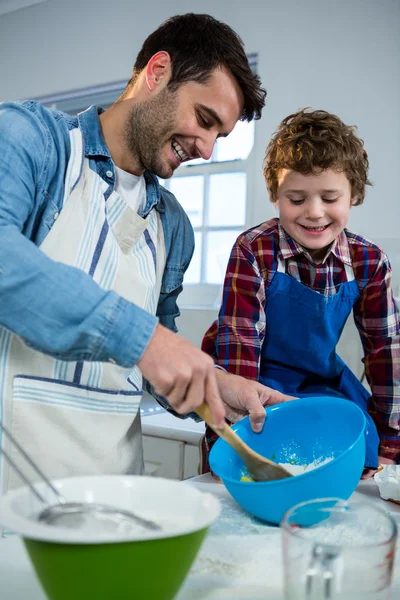 Baba oğlu nasıl kek yapmak öğretim — Stok fotoğraf