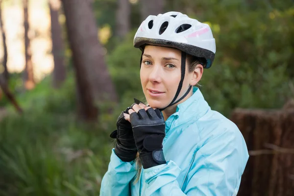 Ciclista de montanha usando capacete de bicicleta — Fotografia de Stock