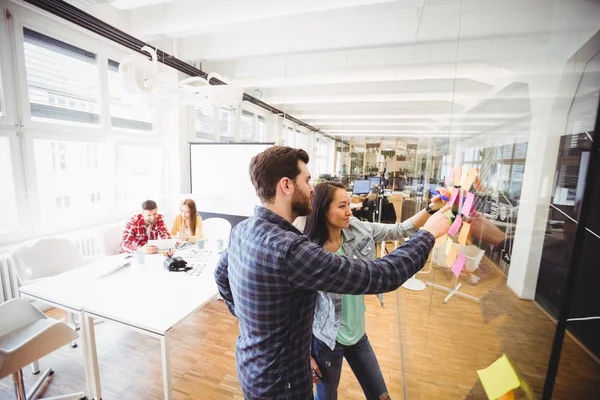 Photo editors looking at sticky notes — Stock Photo, Image