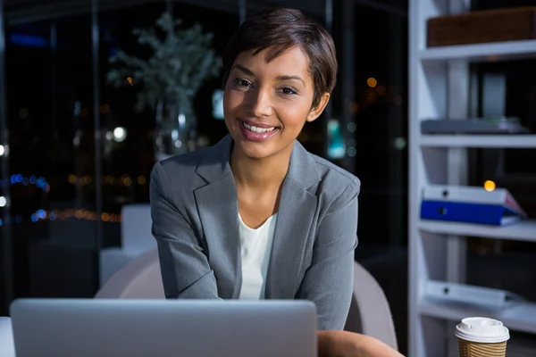 Portrait de femme d'affaires heureuse — Photo