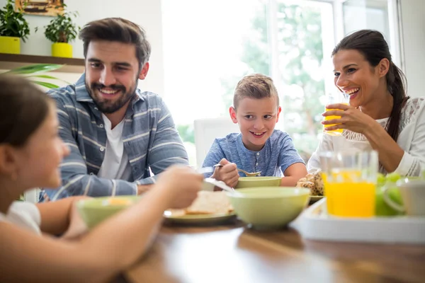 Happy family having breakfast — Stock Photo, Image