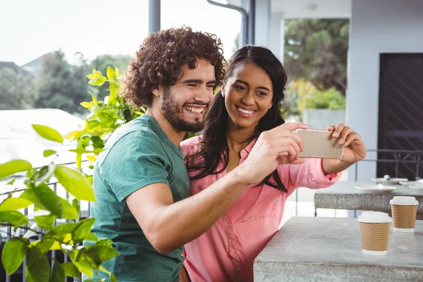 Paar macht Selfie vom Handy — Stockfoto