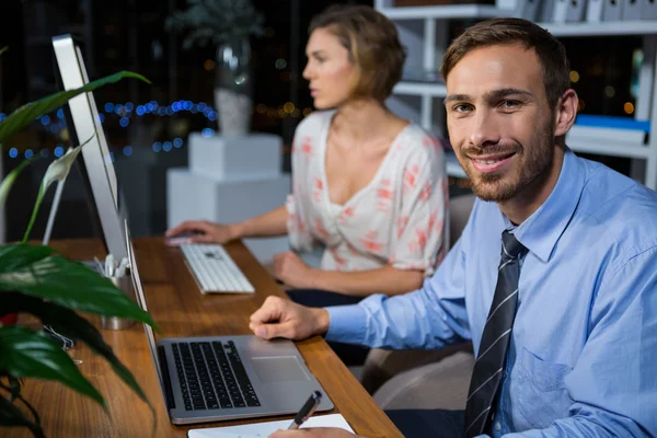 Les hommes d'affaires travaillant dans le bureau — Photo