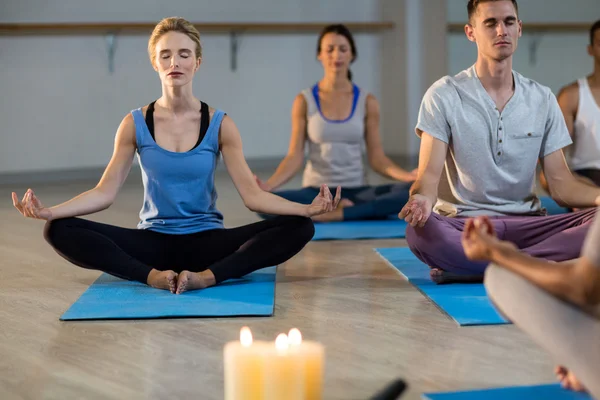 Grupp av människor som utför yoga — Stockfoto